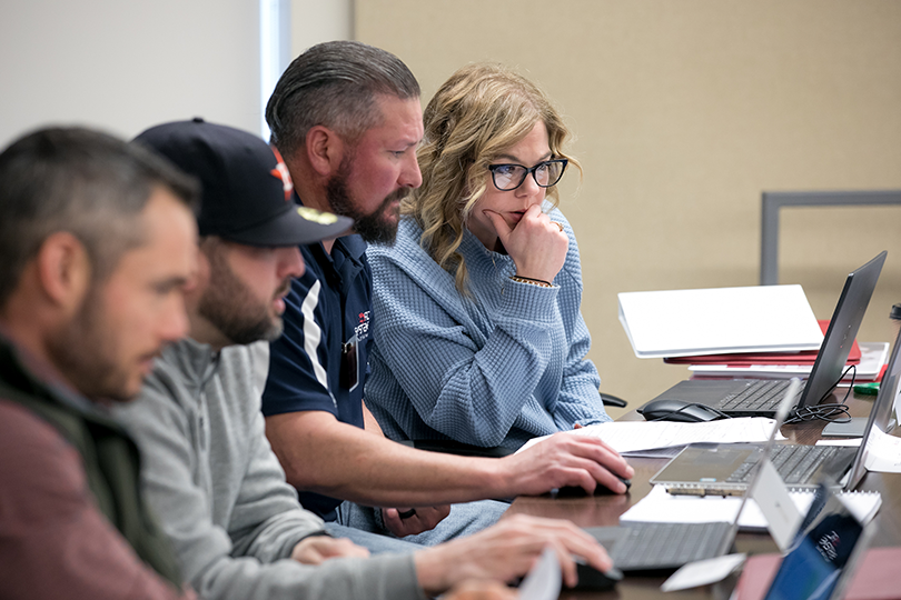 Bauer Executive Custom: Participants around a table